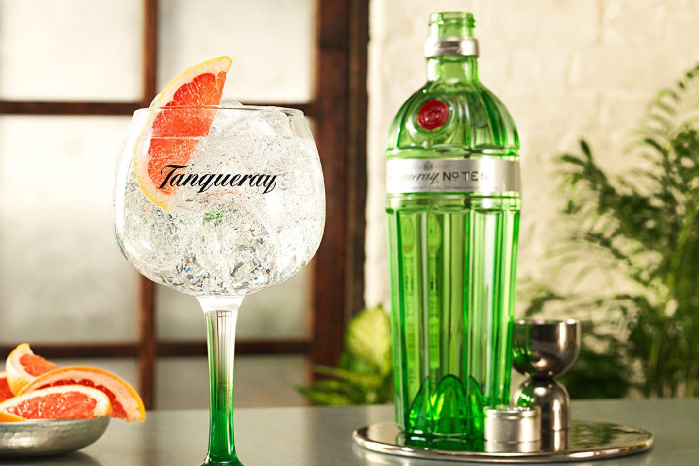 Imagem da garrafa de Tanqueray com um Gin Tônica