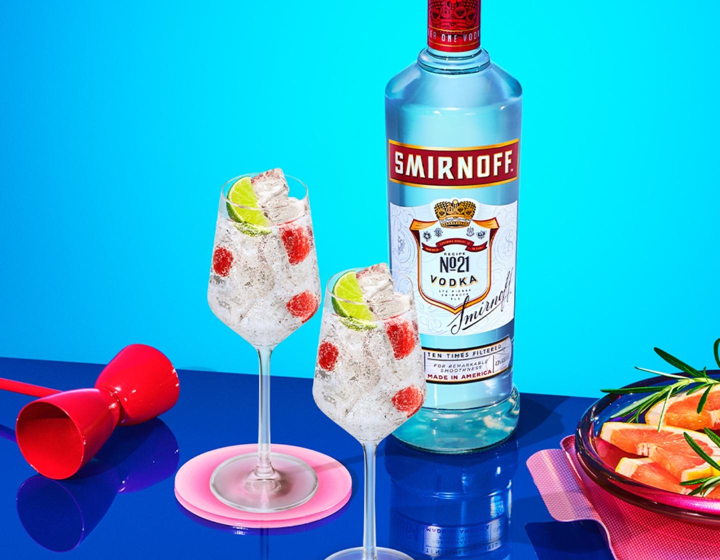 Botellas de Smirnoff alineadas
