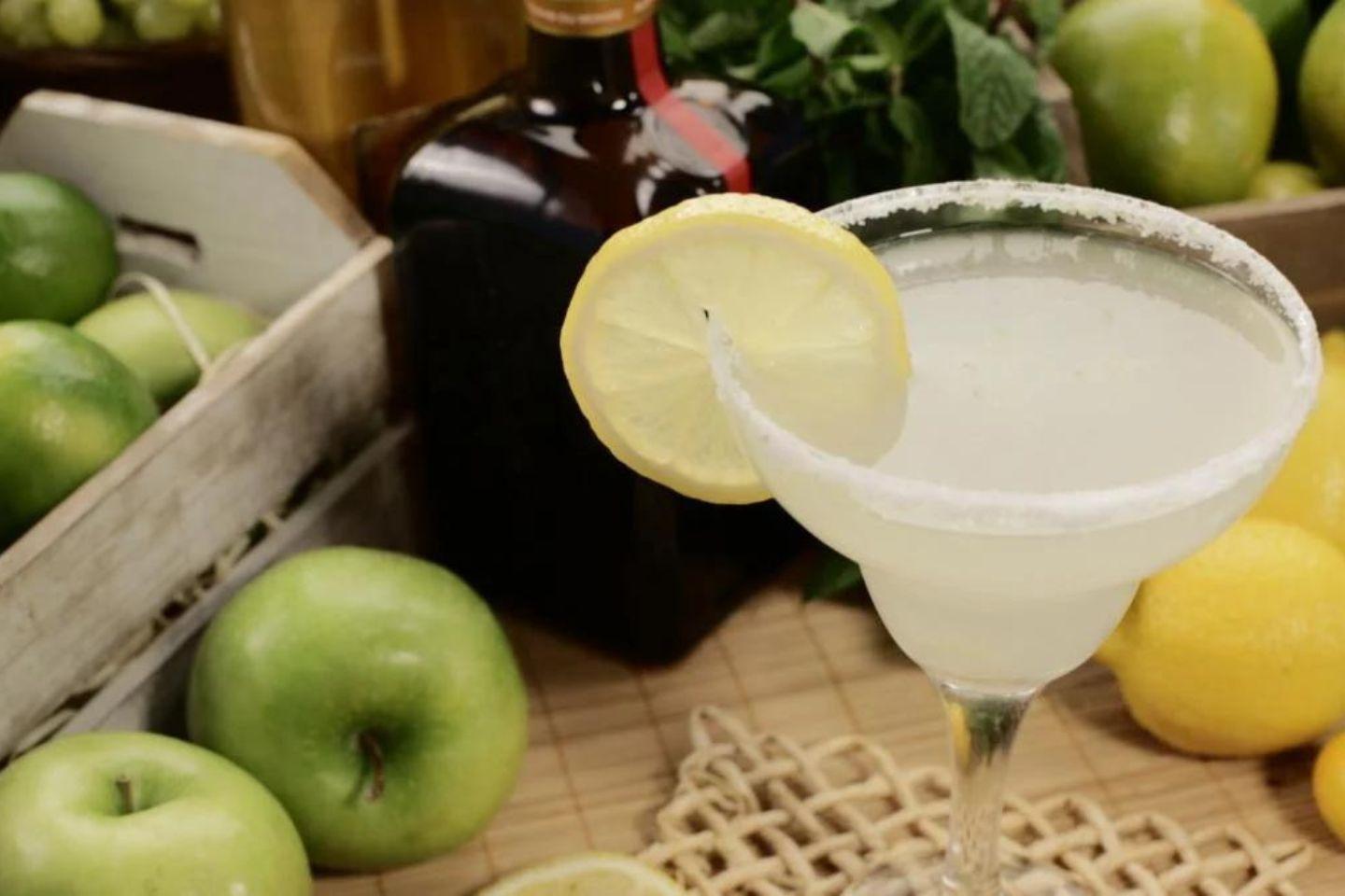 Margarita con limón en mesa de madera