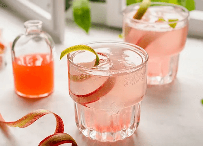 Ein Drink steht neben zwei anderen Drinks
