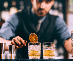 Dos vasos con un cóctel en una barra del bar