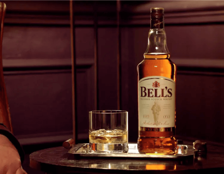 Cóctel junto a una botella de Bell's