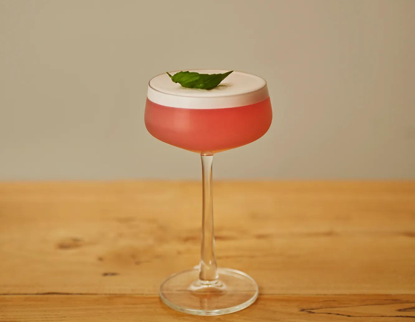 Coctel servido en una copa Martini color rojoplaced in a Martini glass red in colour 