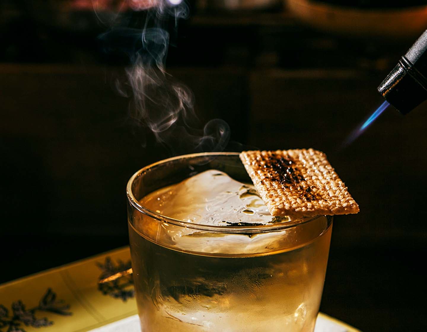 Guarnición caramelizada con soplete sobre el cóctel Tokyo drift en el Keefers Bar