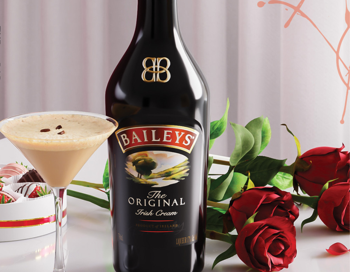 Garrafa de Bailey com um martini expresso à esquerda e pétalas de rosa vermelha à direita. 