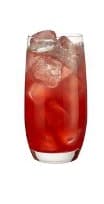 Un vaso highball lleno de cubitos de hielo y un líquido rojo. 
