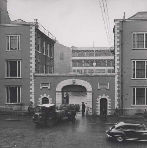 Foto historica a blanco y negro de la destilería Guinness