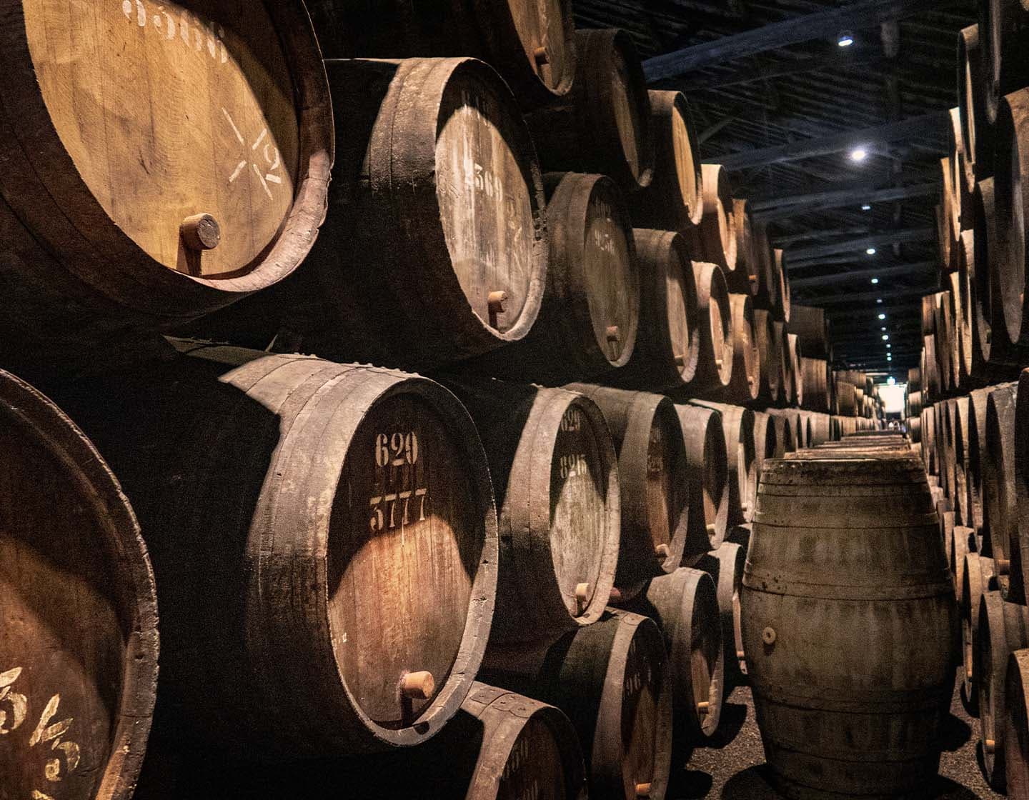 Barris de whisky em uma destilaria