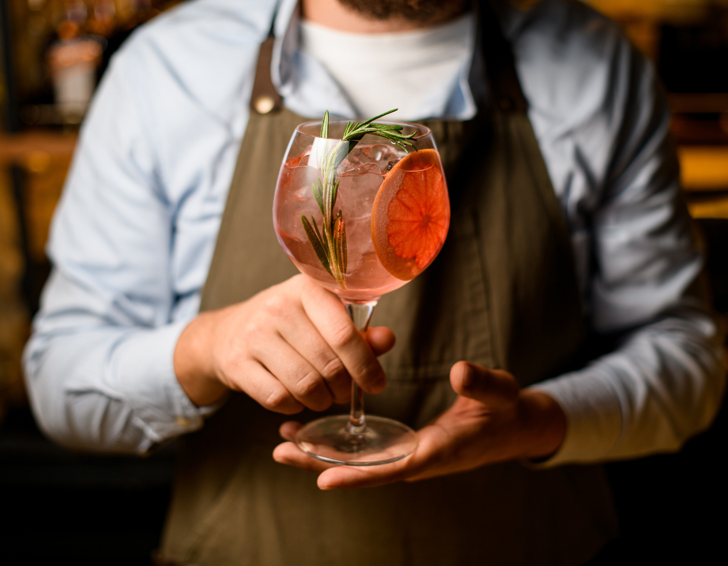 Gin-Cocktail in einem Gin-Glas serviert mit Garnitur