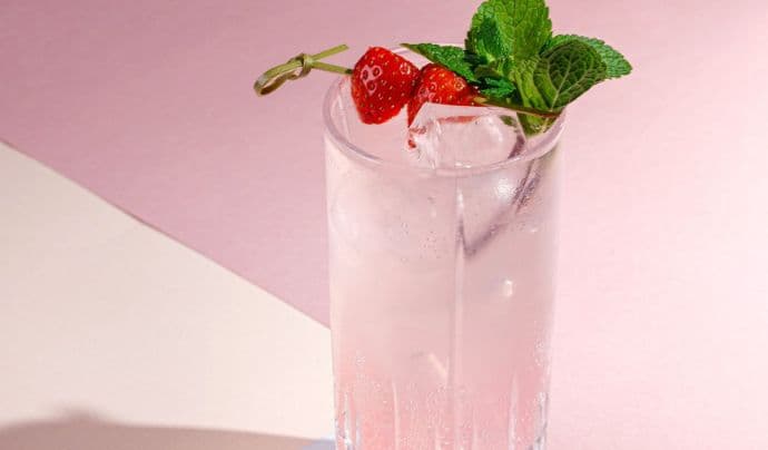 Coquetel à base de vodka rosa com guarnição de cereja