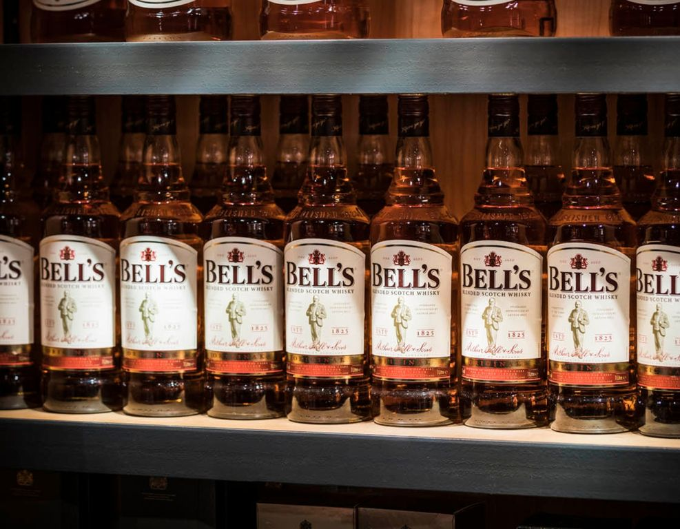 Fila de botellas de whisky Bell's
