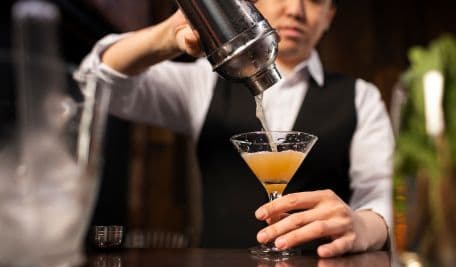 imagem de um bartender fazendo um coquetél
