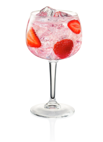 Taça grande de gin cheia de líquido efervescente rosa e morangos fatiados.