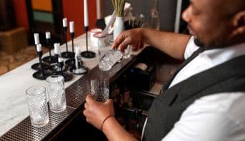 Vivendo com bartenders – Como lidar com horários malucos e colher os benefícios de uma carreira flexível