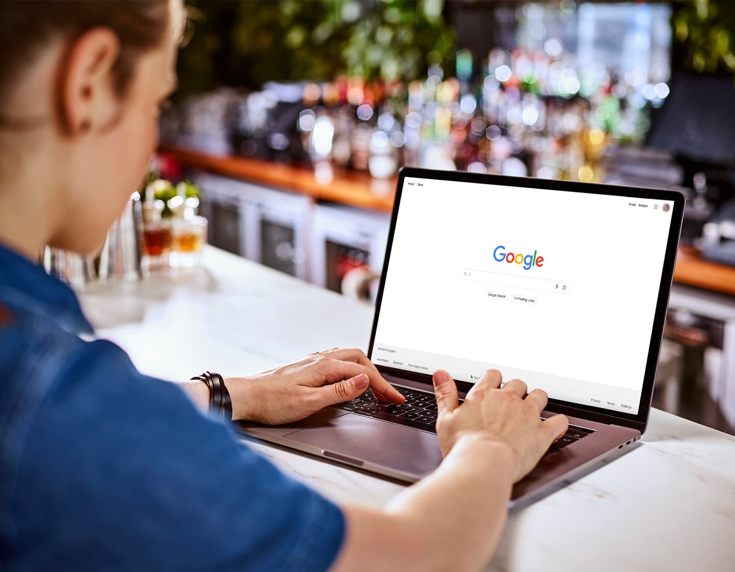 Un miembro del personal de DBA trabajando en una computadora portátil mostrando la página principal de Google.