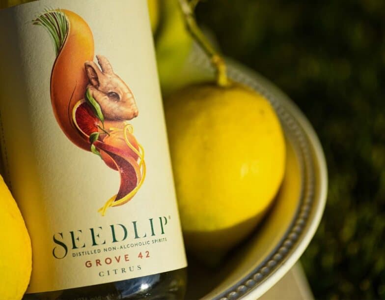 Close-up de uma garrafa de Seedlip