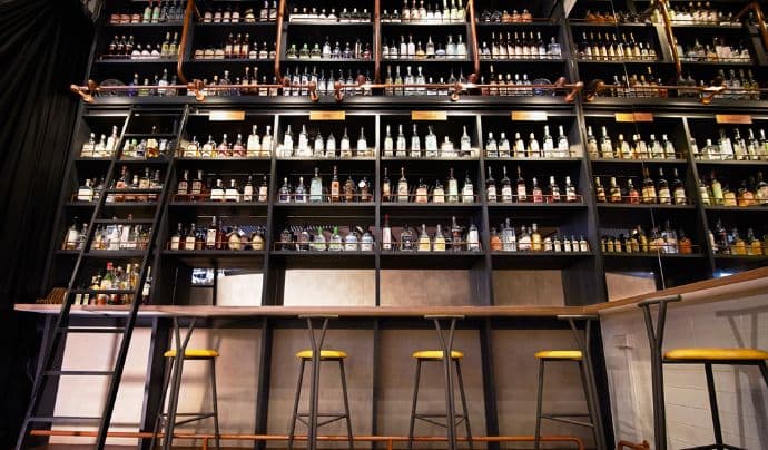 Eine Bar mit vielen Flaschen