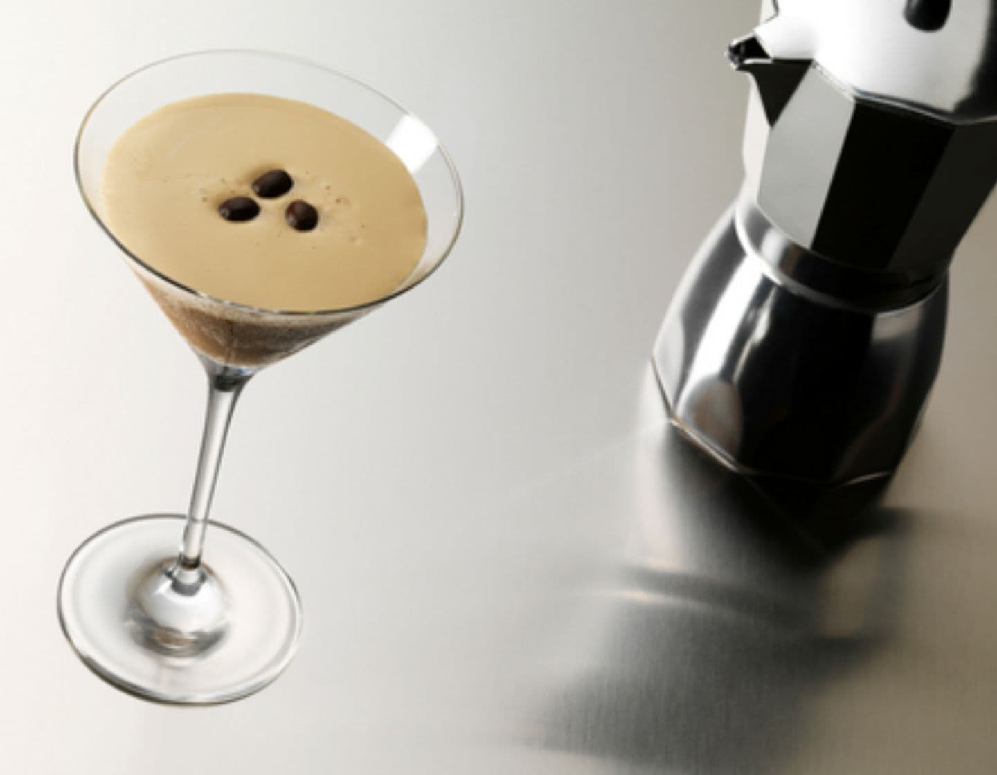 Nahaufnahme Espresso-Martini in einem Martini-Glas 