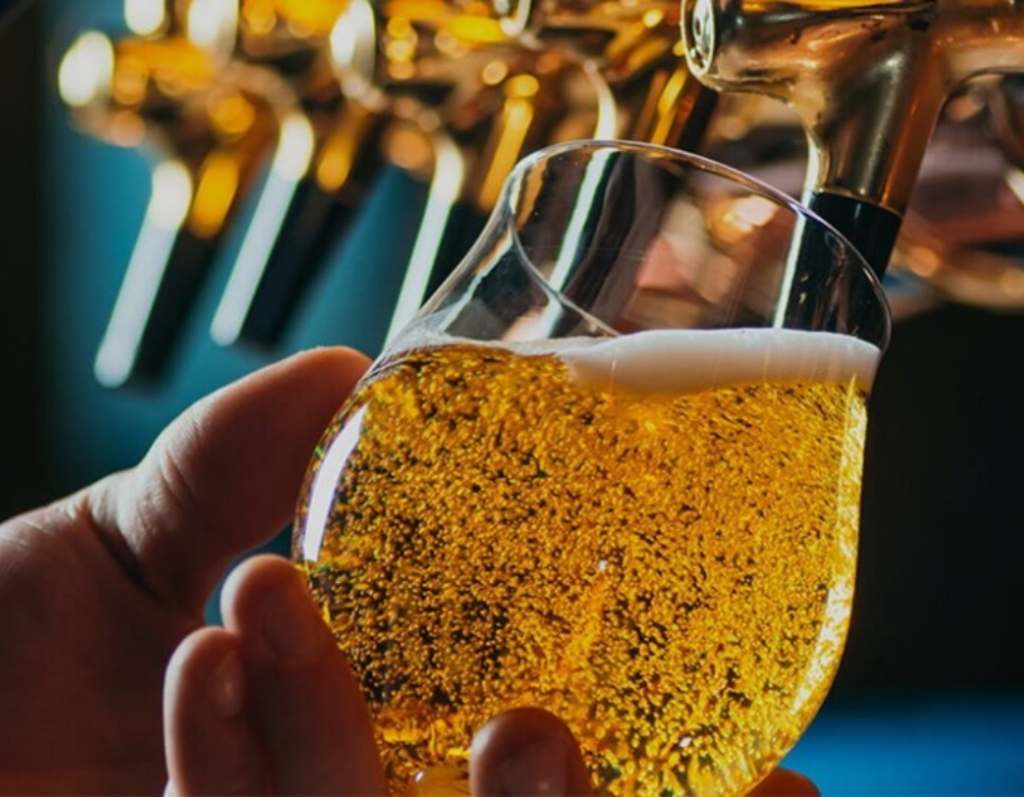 Un vaso de cerveza fría que se vierte en un bar.