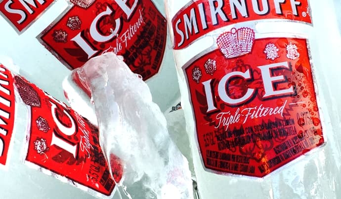Imagen de cerca de botellas de Smirnoff Ice