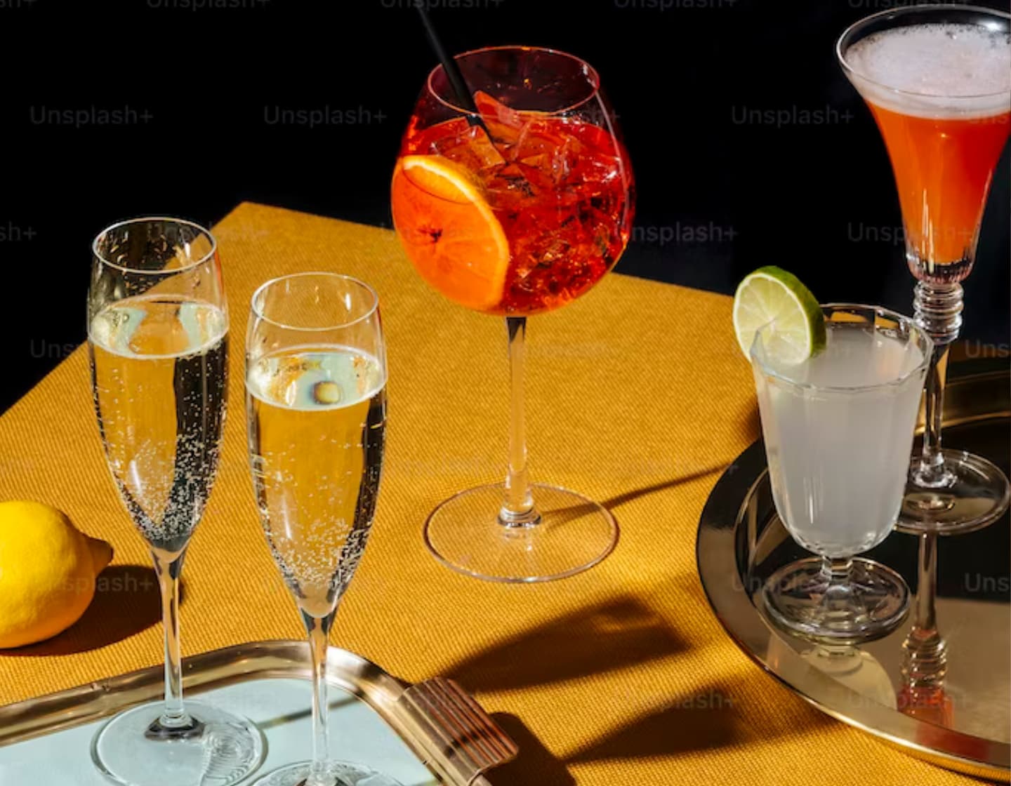 Cocktails und Zutaten auf dem Tisch