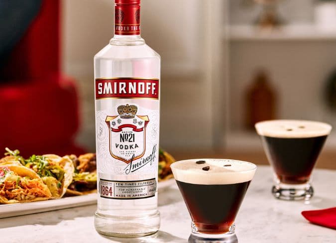 Botella de Smirnoff con dos martinis espresso