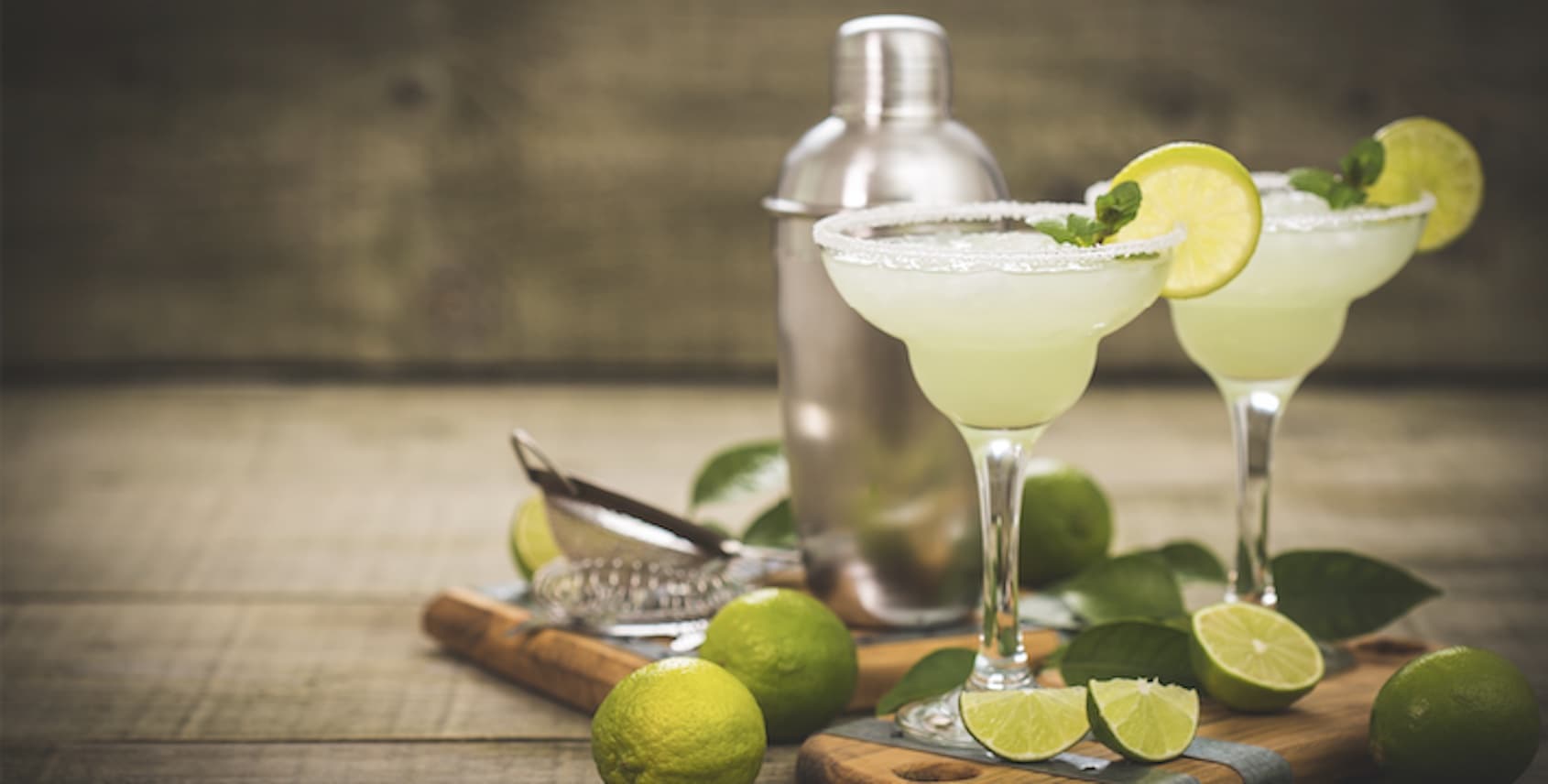 margaritas with lime and mint
