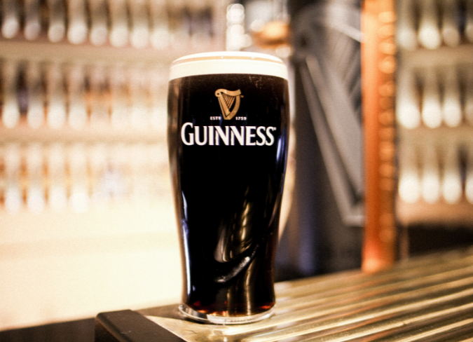 Pinta de Guinness sobre una mesa en primer plano.