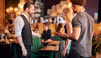 bartender recibiendo clientes 